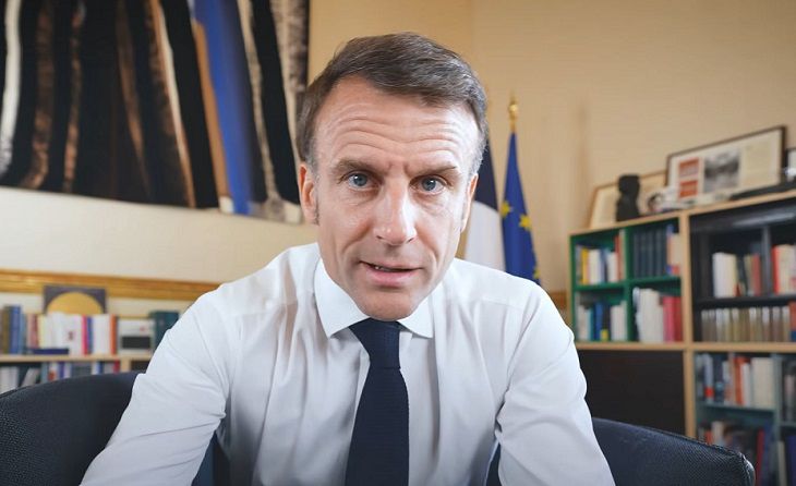 Макрон принял отставку премьера, а остальным министрам дал задание Макрон