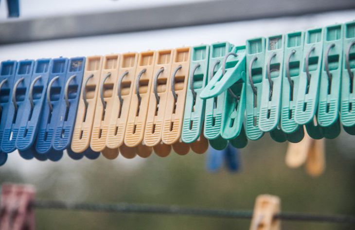 Как можно использовать в быту прищепки: оригинальные идеи прищепки