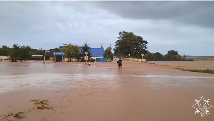 Подтопления, размытые дороги, разрушенный мост. Непогода ударила по Гродненской области вода