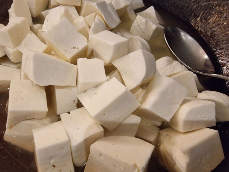 Можно ли угощать собаку творогом и яйцами: не все об этом знают творог