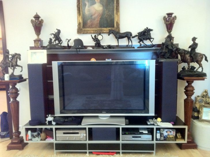 Почему нельзя оставлять возле телевизора книги и газеты: вот что может произойти телевизор