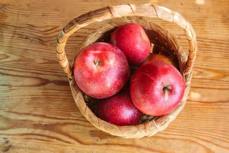 Как вкусно запечь яблоки: простой и полезный рецепт с корицей и мёдом Яблоки