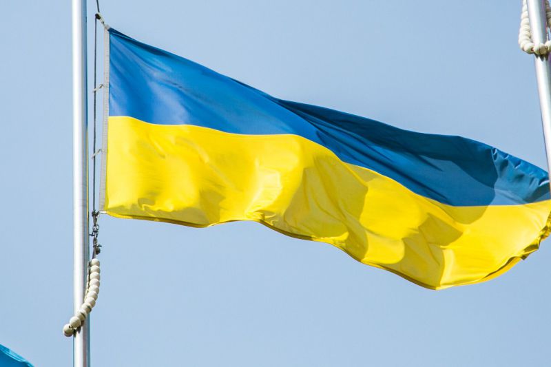 Глава Пентагона заявил, что конфликт на Украине завершится за столом переговоров флаг