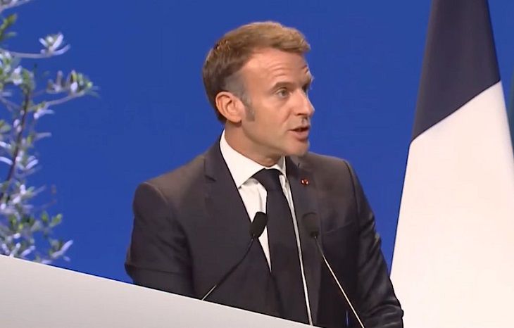 Макрон призвал Европу пересмотреть отношения с Россией Макрон