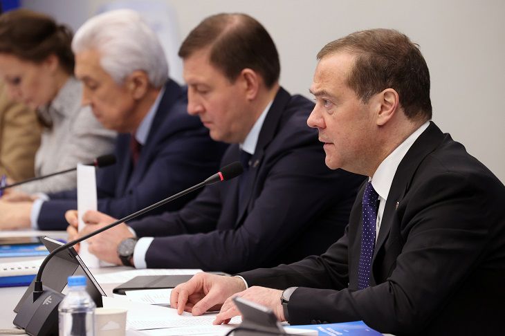 Медведев: Зеленский бесстыдно подыгрывает Харрис Дмитрий Медведев