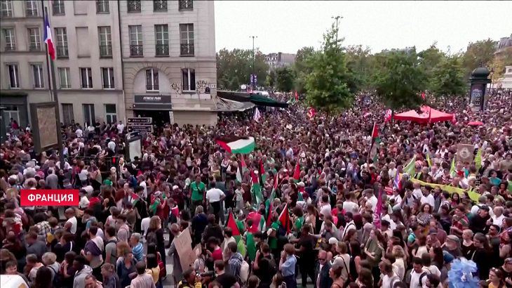 Более 100 000 французов митинговали против Макрона люди