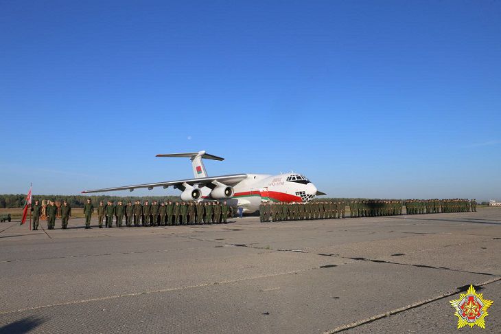 Белорусские танкисты убыли в Россию самолет