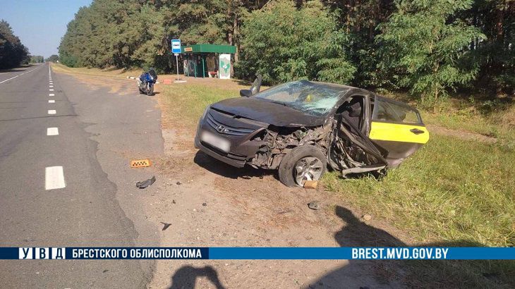 Под Брестом 69-летний водитель при обгоне столкнулся с автомобилем такси дтп