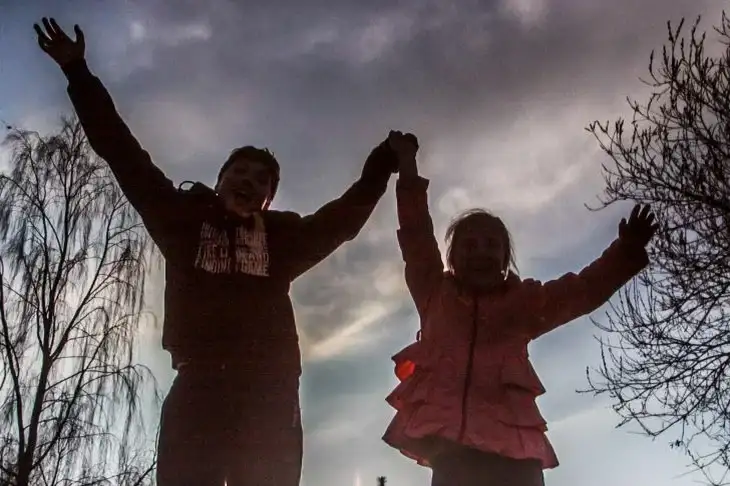 Как подружить старшего ребенка с младшим: начать стоит еще до родов Дети