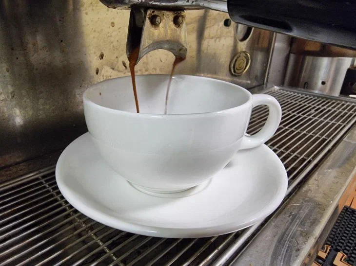 Что добавить в кофе, чтобы худеть быстрее: неожиданный ингредиент Кофе