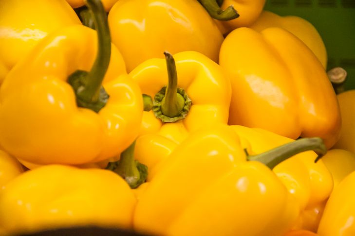 Как приготовить необычные фаршированные перцы: замените мясо этим продуктом - получится очень вкусно перцы