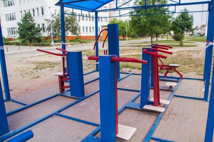 На 8 раз опередил предыдущий рекорд: столько раз пришлось отжаться студенту из Удмуртии, чтобы попасть в Книгу Гиннесса Спортивная площадка