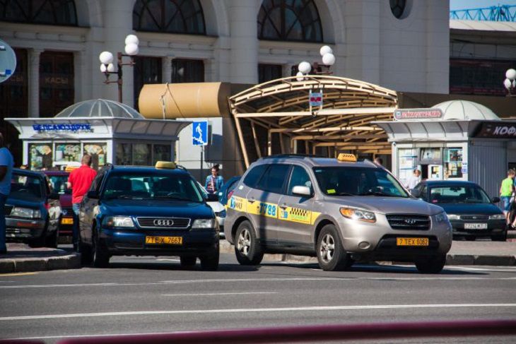 Белорусы узнали, сколько водителей включили в реестр автоперевозок такси