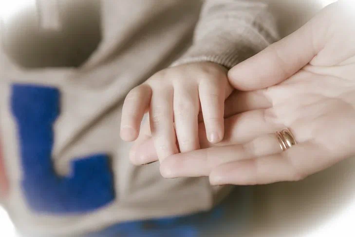 Что делать, если ребенок тащит в рот все подряд: родителям назвали методы, которые работают Руки