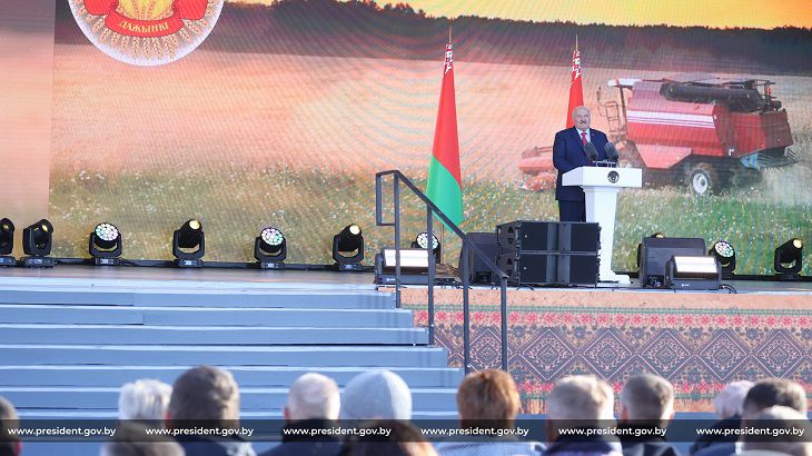 Лукашенко в Мостах рассказал о мировом бренде и тренде – белорусских продуктах Лукашенко