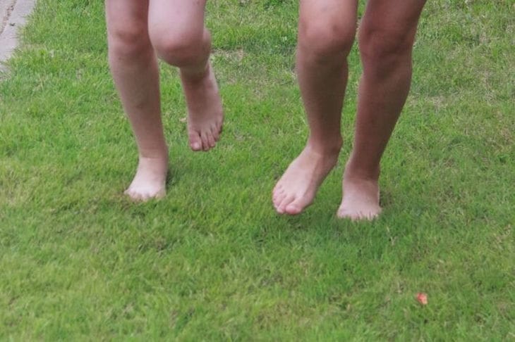 От чего зависит возраст, в котором ребенок пойдет: 4 главных фактора Детские ноги