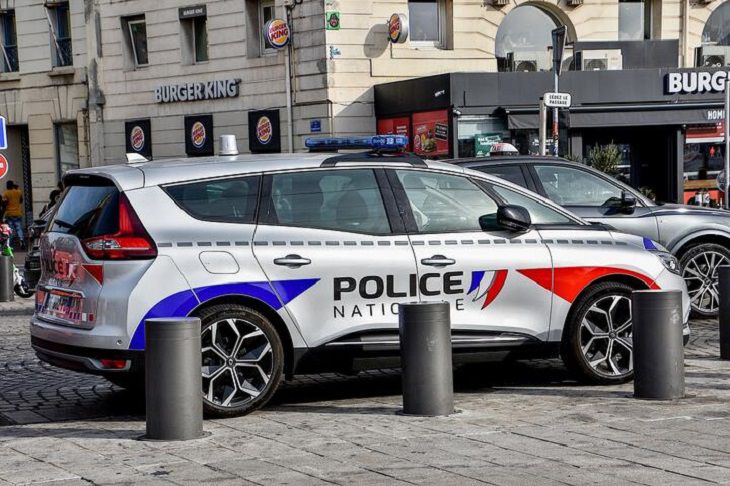 Во Франции сын владельца ресторана взял в заложники людей полиция