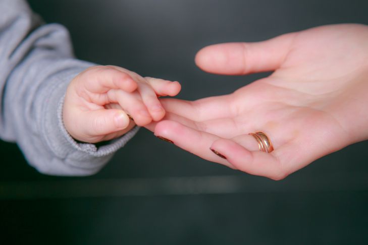 3 фразы, которыми родители пытаются поддержать ребенка, но только ухудшают ситуацию руки