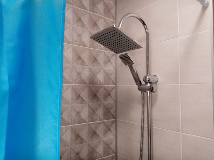Как использовать в быту крючки для душевой занавески: интересный трюк - вам точно захочется его повторить шторка