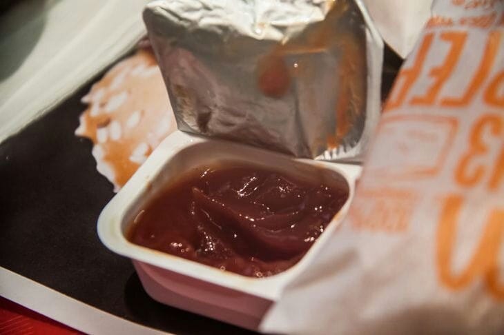 Канадец съел больше килограмма острого соуса за три минуты и попал в Книгу рекордов Гиннесса: помогла жена Соус