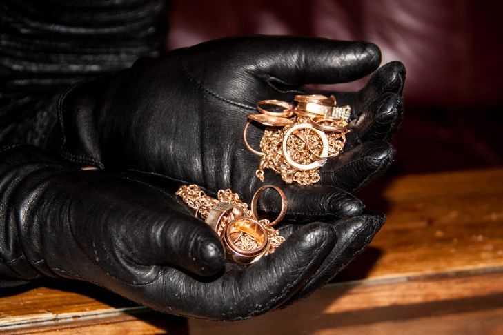 В Могилеве дама украла чужие золотые украшения прямо на кассе магазина руки