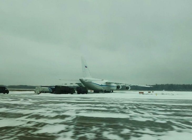 Белорусские дипломаты вернулись из Сирии в Минск самолет