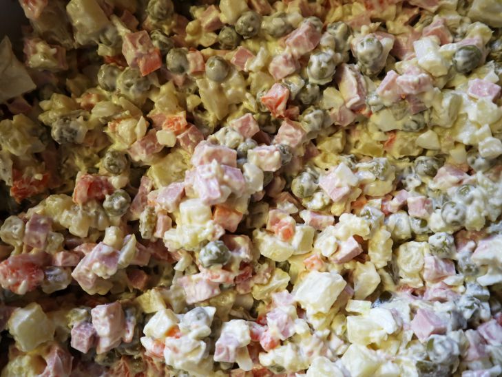 Чем заменить соленые огурцы в оливье: салат получится сказочно вкусным оливье