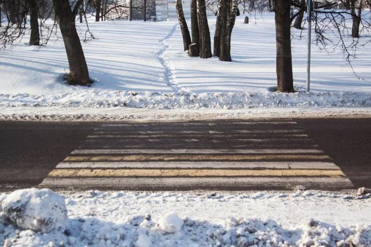 Как вести себя в непогоду на дорогах: МВД обратилось к водителям и пешеходам Дорога