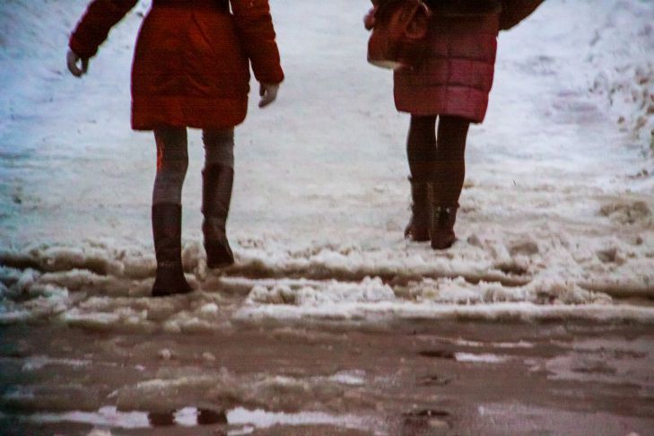 Не можете избавиться от белых разводов на ботинках? Этот простой метод эффективно решает проблему люди