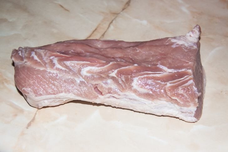 Названа самая популярная ошибка при варке мяса: полезнее от этого суп точно не станет Мясо