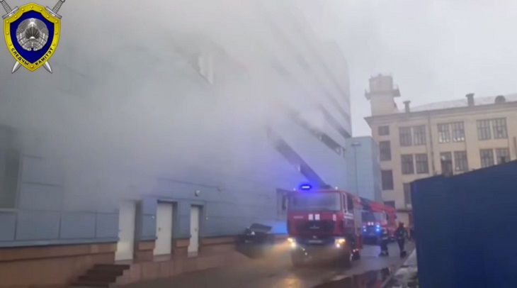 Более 600 человек эвакуировали. В Минске у «Комаровки» горел ТЦ «Силуэт» здание