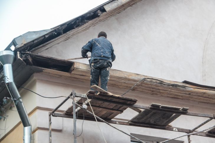 Самые высокооплачиваемые профессии Беларуси. Кровельщик: что делает и сколько зарабатывает человек