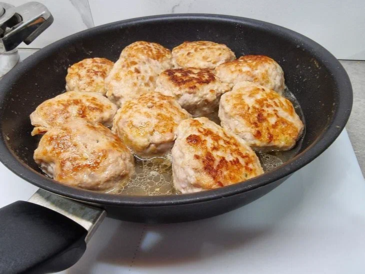 Раскрыт секрет вкуснейших куриных котлет: потребуются особые ингредиенты Котлеты