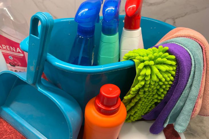 Чем удалить следы от скотча: способ проще простого, о котором многие не догадываются бытовая химия