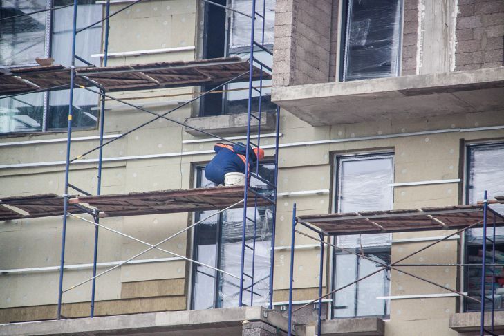 Белорусам назвали дома, в которых не будут делать капремонт здание