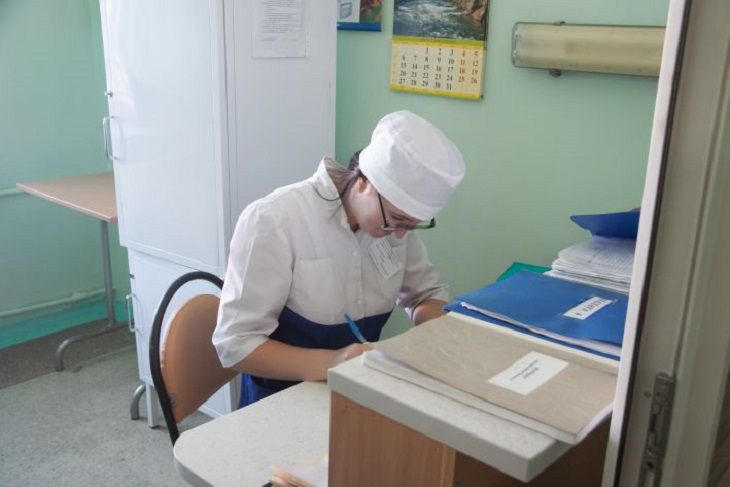 В Минске повысят зарплату некоторым медработникам. Кому и на сколько? врач