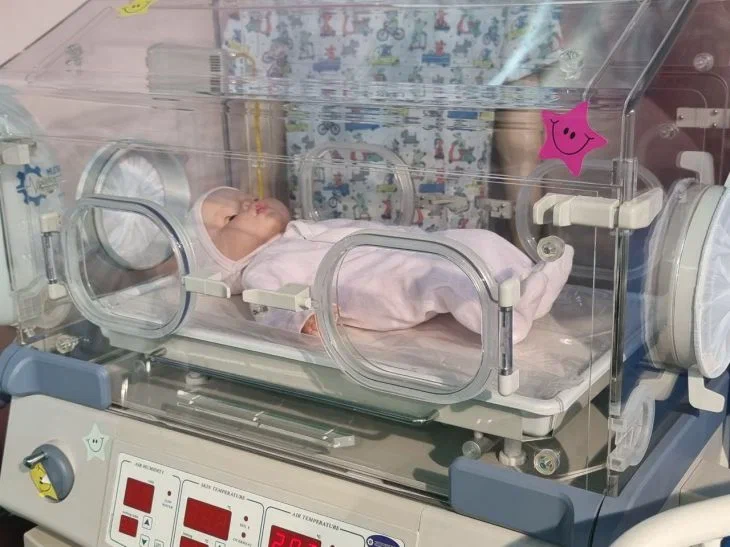 Она провела год в больнице: история самого маленького младенца весом с яблоко Инкубатор