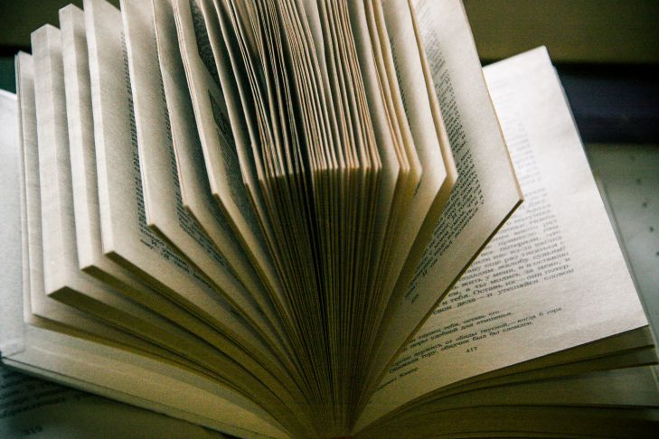 Книга, которую читают 24 часа без перерыва: о чём она книга