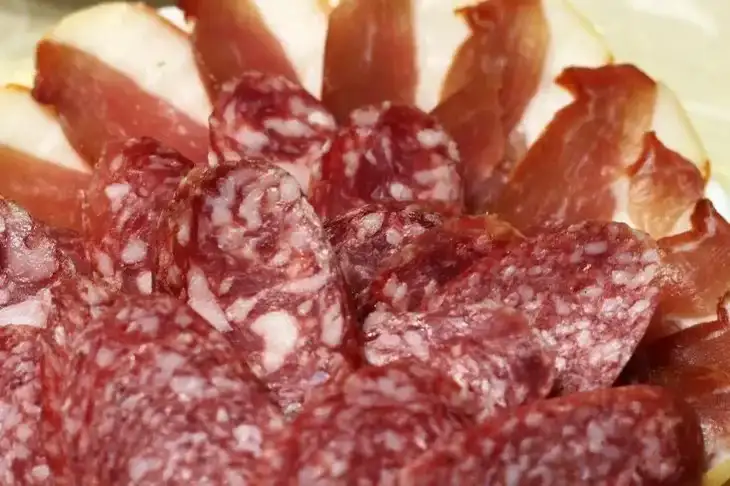 Ешьте жирное и худейте: как работает любимая диета фанатов мяса Колбаса