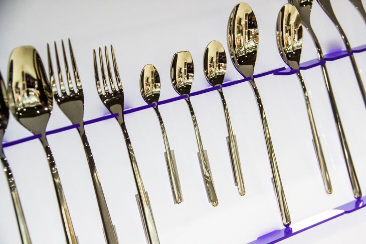 Что значит, когда падает ложка: народные приметы приборы