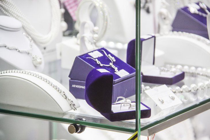 Мужчинам дали советы, как не ошибиться с подарком на 8 Марта украшения