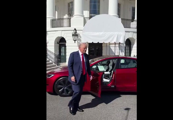 Трамп прямо у Белого дома купил один из Tesla Маска. Тот был рядом Трамп