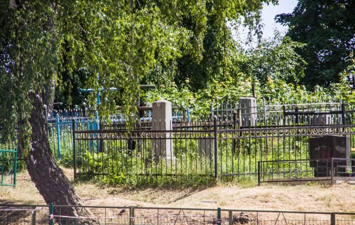 Чем заменить искусственные цветы на Радуницу Кладбище