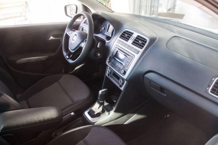 Как быстро убрать жирные пятна с автомобильных сидений: поможет то, что есть в каждом доме автомобиль