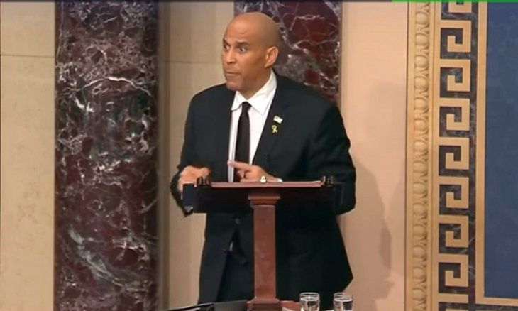 Рекорд установлен в Конгрессе США: сенатор Букер 25 часов подряд критиковал Трампа Букер