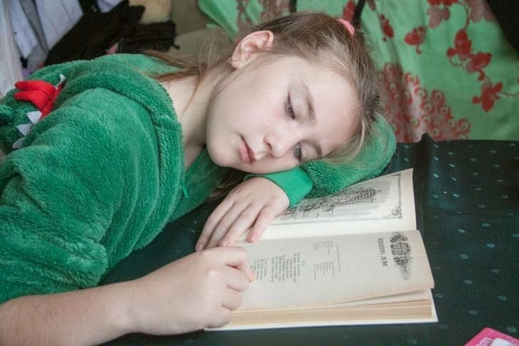 Нужно ли заставлять ребенка читать, если он не хочет: этим грешат многие родители Девочка