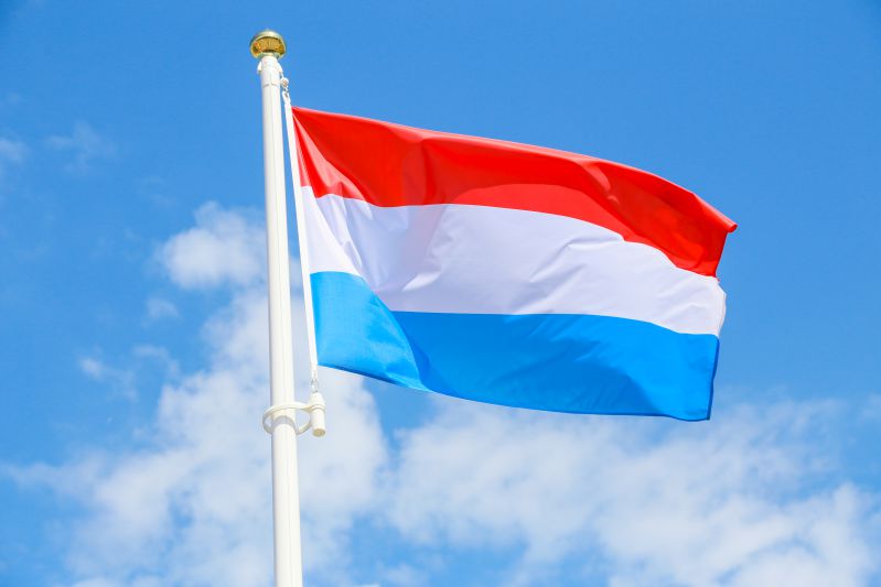 Какая страна является самой богатой в мире: это не США и не Китай флаг