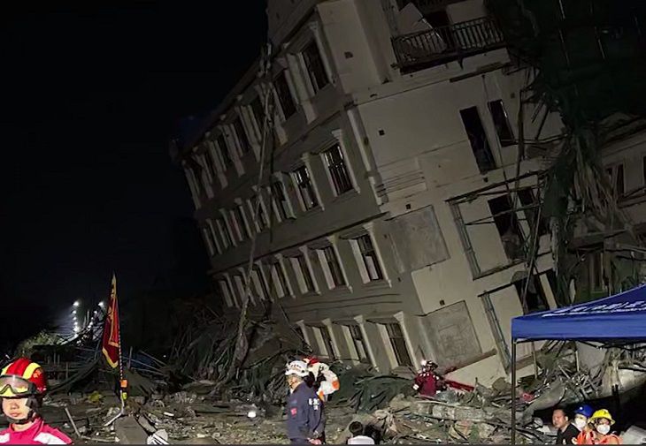 Количество жертв землетрясения в Мьянме продолжает расти. Уже известно о более 2 880 погибших дом