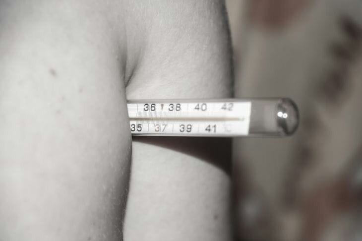 Что нельзя делать при температуре: эти ошибки замедляют ваше выздоровление Градусник