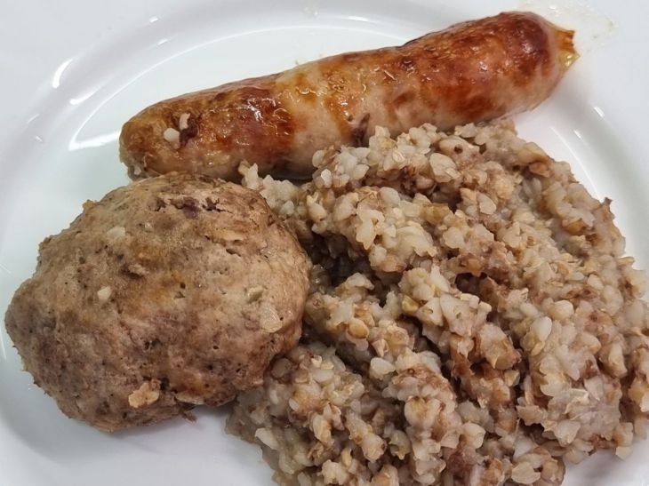 Муж живет в роскоши, пока жена питается одной крупой: странная ситуация в семье гречка